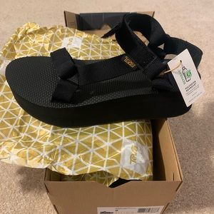 NEW Size 8 Teva Flatform Universal Sandals.